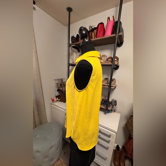 In unworn condition ,Yellow Sleeveless Button-Up Women's Top - Picture 3 of 4